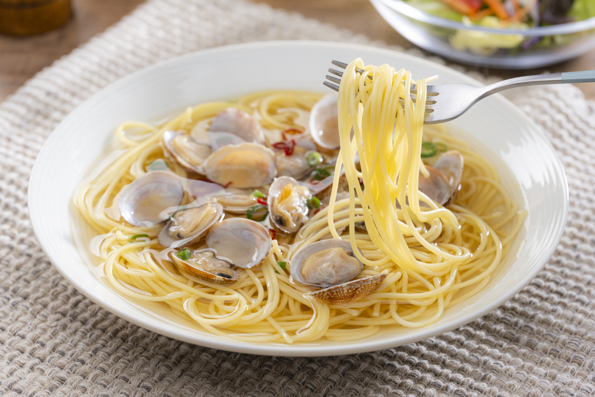 自分で採った貝を食べる