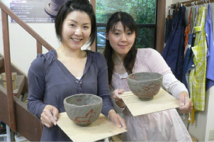 【神奈川・箱根・陶芸体験・手びねり】紐づくりで自由に作ろう！日常で使える自分だけの器プランの様子がわかるメイン写真