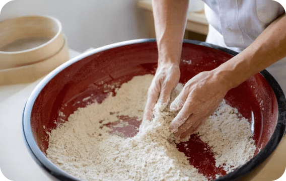 リピーター多数の大人気そば打ち体験のイメージ画像