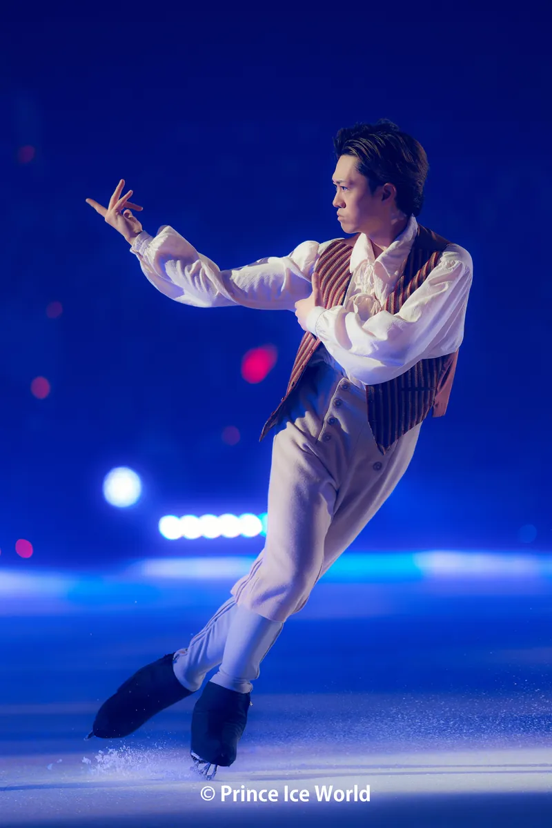 グレーの衣装で舞うスケーター（2026年7月 横浜公演より）