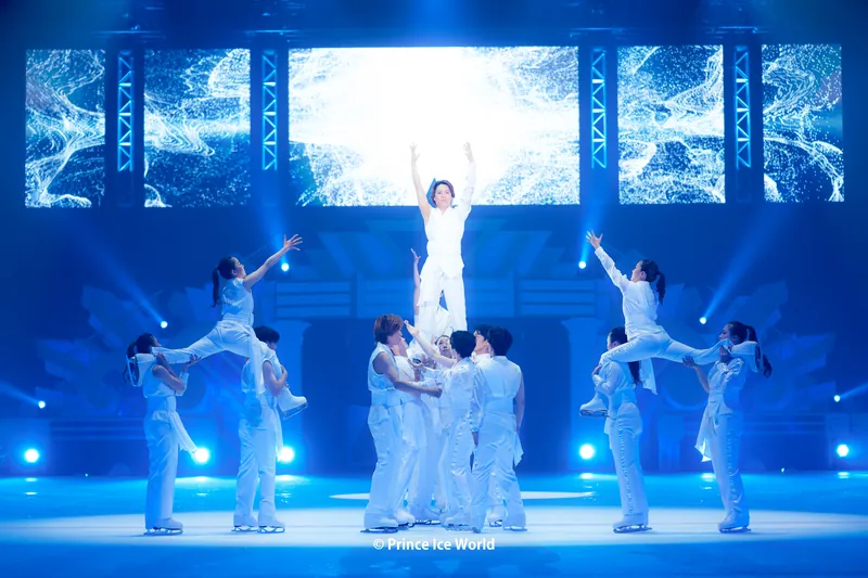 青い照明のなか、中央のスケーターを高く掲げるリフト（2026年7月 横浜公演より）