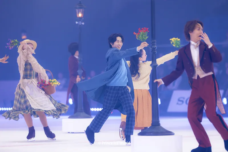 街灯のセットを背景にしたチームナンバー（2026年7月 横浜公演より）
