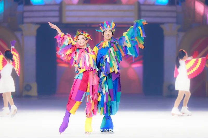 羽根飾りの衣装で舞う2人のスケーター（2026年7月 横浜公演より）