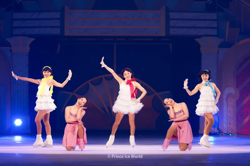 白とピンクの衣装でそろって舞うスケーターたち（2026年7月 横浜公演より）