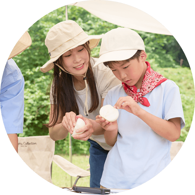 親子が楽しんでいる写真