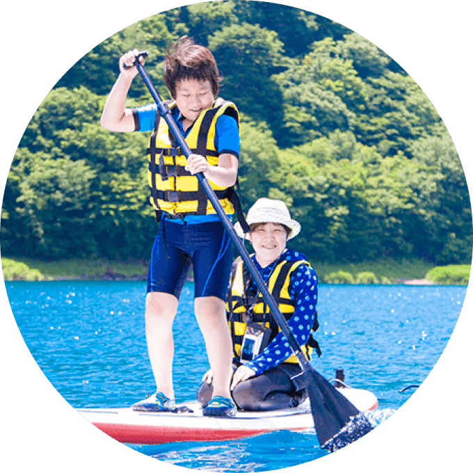 家族で湖を楽しんでいる写真