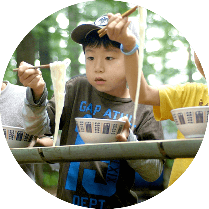 親子が楽しんでいる写真