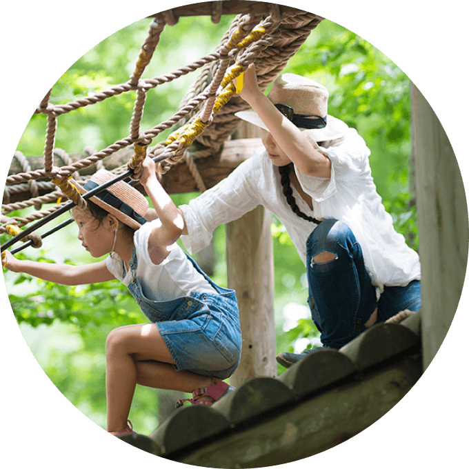 家族で湖を楽しんでいる写真