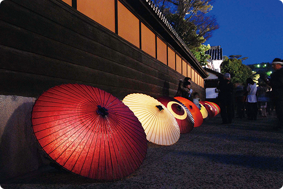 夜の倉敷美観地区一帯を、様々な和の灯りで演出する「倉敷春宵あかり」。