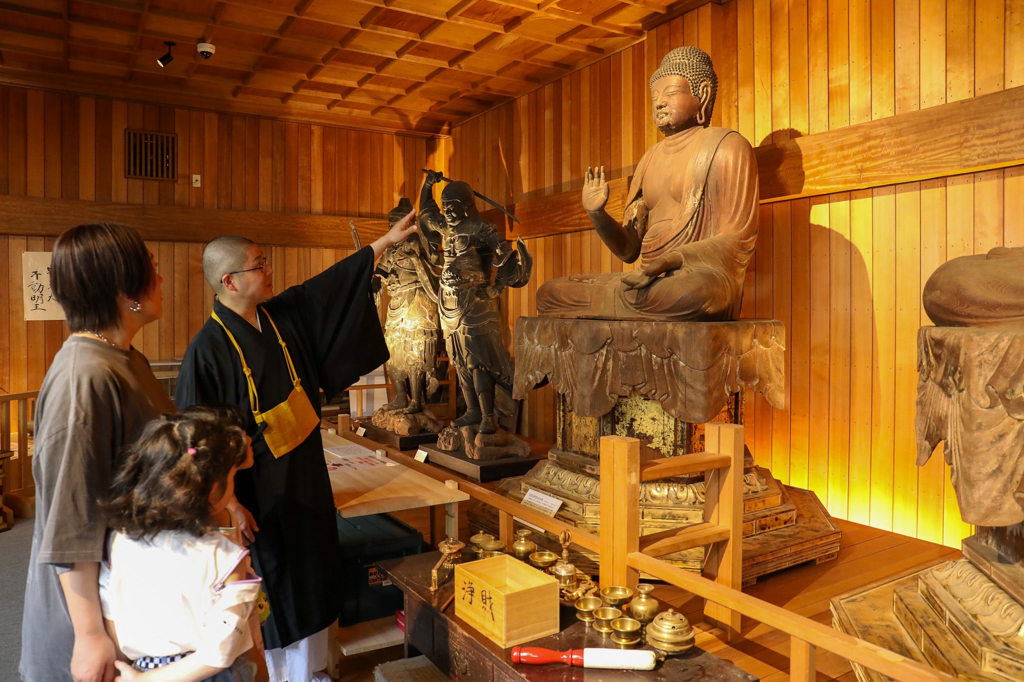 お寺の隠された秘密を巡るツアー体験